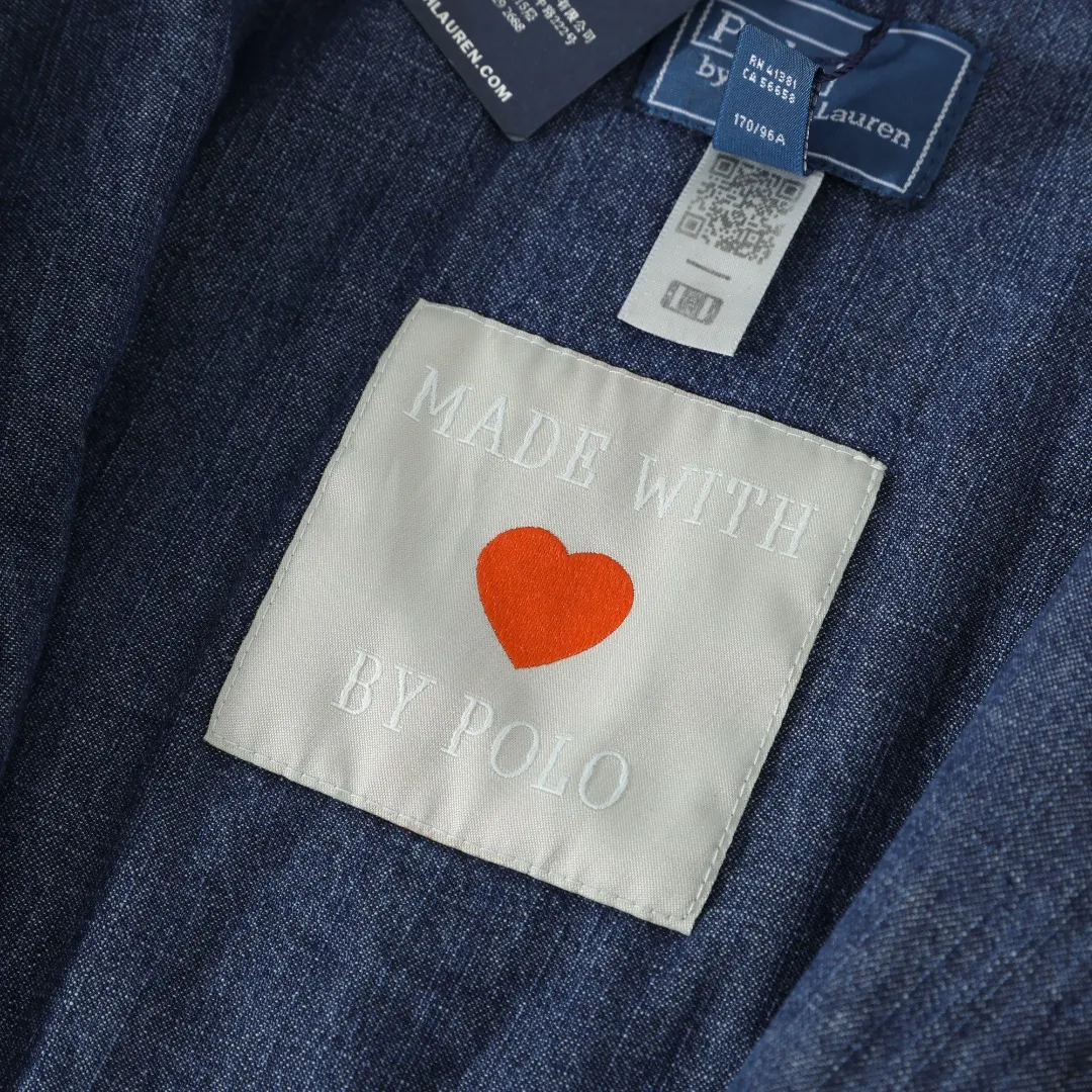 P470 #R15 Ralph Lauren Tokyo limited reversible spliced denim jacket. Catwalk style. Heavy work splicing. Tokyo limited catwalk style. Not available in China. Reversible design. Buying one is equal to buying two. The whole garment is washed and distressed. Heavy work and splicing. Maximum fabric loss. No complicated copywriting. Self-observation of details. Shipping is time-consuming and labor-intensive. If you like it, hurry up and be first to arrive. SIZE: S M L XL Length: 64/66/68/70 Bust: 116/120/124/128 Shoulder width: 52/53/54/55 Sleeve length: 57/58/59/60 Hem: 90/92/94/96 (elastic)
